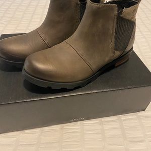 Women Sorel Emelie Chelsea 
Size 6.5
Color Quarry